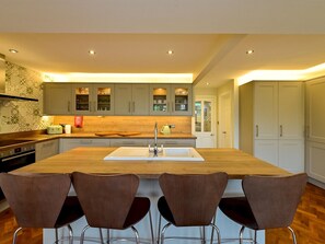 ثلاجة، ميكروويف، فرن، غسالة أطباق