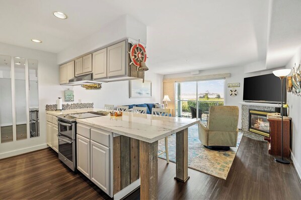 Kylskåp, mikrovågsugn, ugn och spishäll