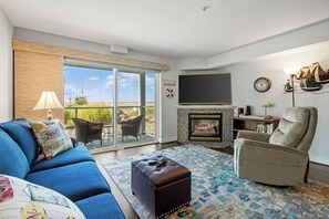 Smart-tv, eldstad och böcker