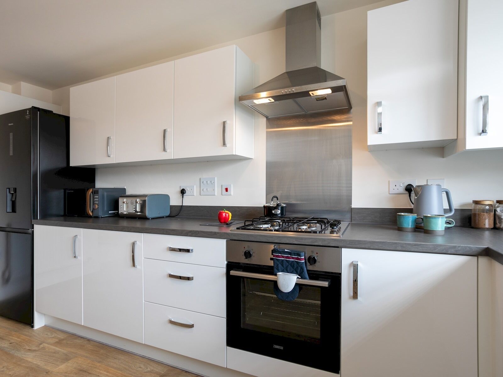 Réfrigérateur, micro-ondes, four, lave-vaisselle