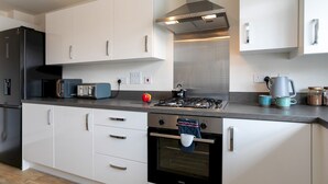 Refrigerador, microondas, horno y lavavajillas