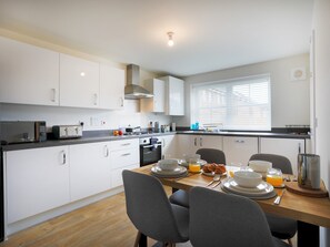 Refrigerador, microondas, horno y lavavajillas 