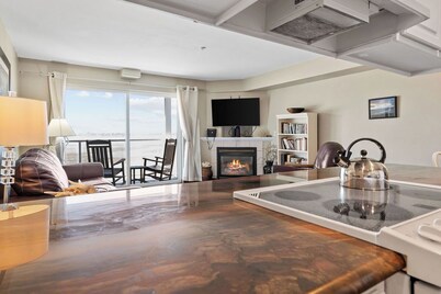 Beautiful Luxury Bay View Condo!