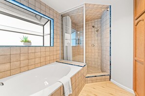 Douche, séchoir à cheveux, serviettes fournies