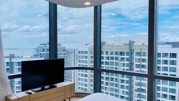 Espacio para trabajar con laptop y cortinas blackout