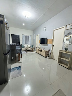 Bungalow, 2 chambres, fumeur, balcon | Aire de séjour