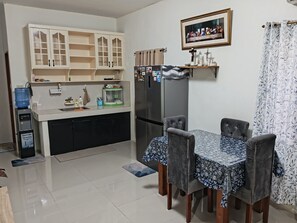 Bungalow, 2 Bedrooms, Smoking, Balcony | Dining room