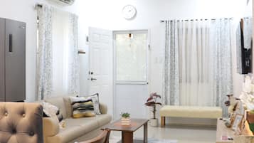Bungalow, 3 Bedrooms, Smoking, Patio | Living room
