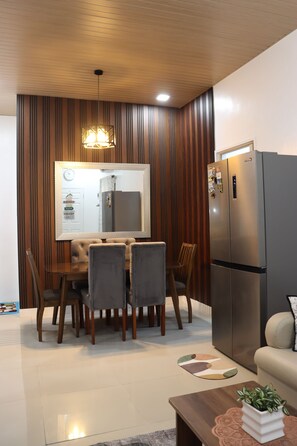 Bungaló, 3 hálószobával, dohányzó, teraszos udvar | Étkező