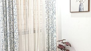 A room with a bench, a potted plant, and a framed picture on the wall. - Efas Guesthouse Tagum City (Tagum)