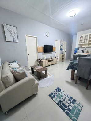 Bungalow, 3 Bedrooms, Smoking, Patio | Living room