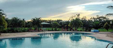 Una piscina al aire libre