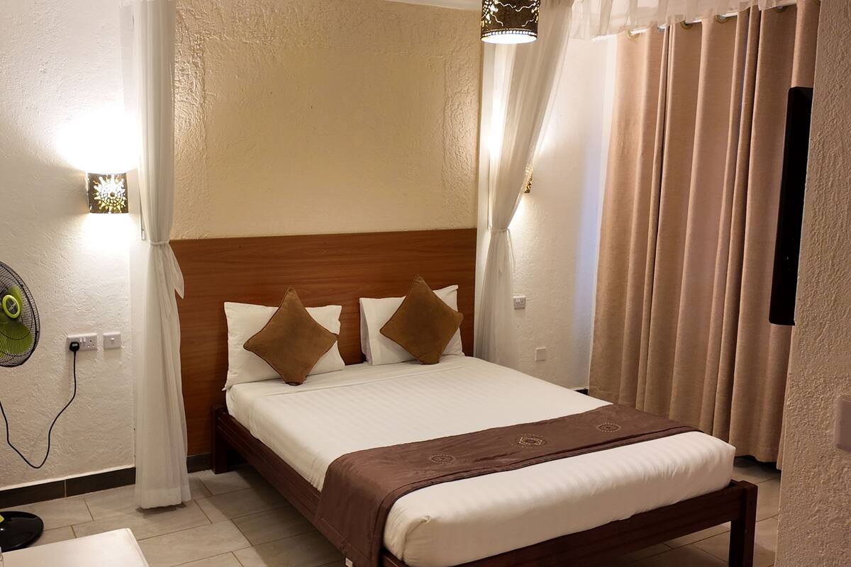 Standard Single Room, Mountain View | In-room safe, desk, laptop workspace, free WiFi