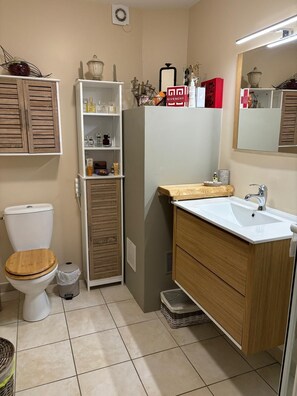 Shower, hair dryer, towels, toilet paper