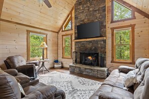 テレビ、暖炉、卓球台