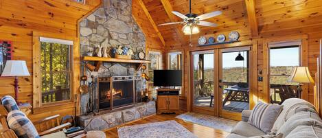 Fernseher, Kamin, DVD-Player