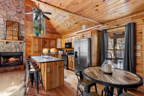 Køleskab, mikrobølgeovn, ovn, kogeplade