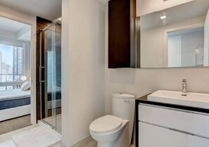 Bruser, hårtørrer, håndklæder, Sæbe