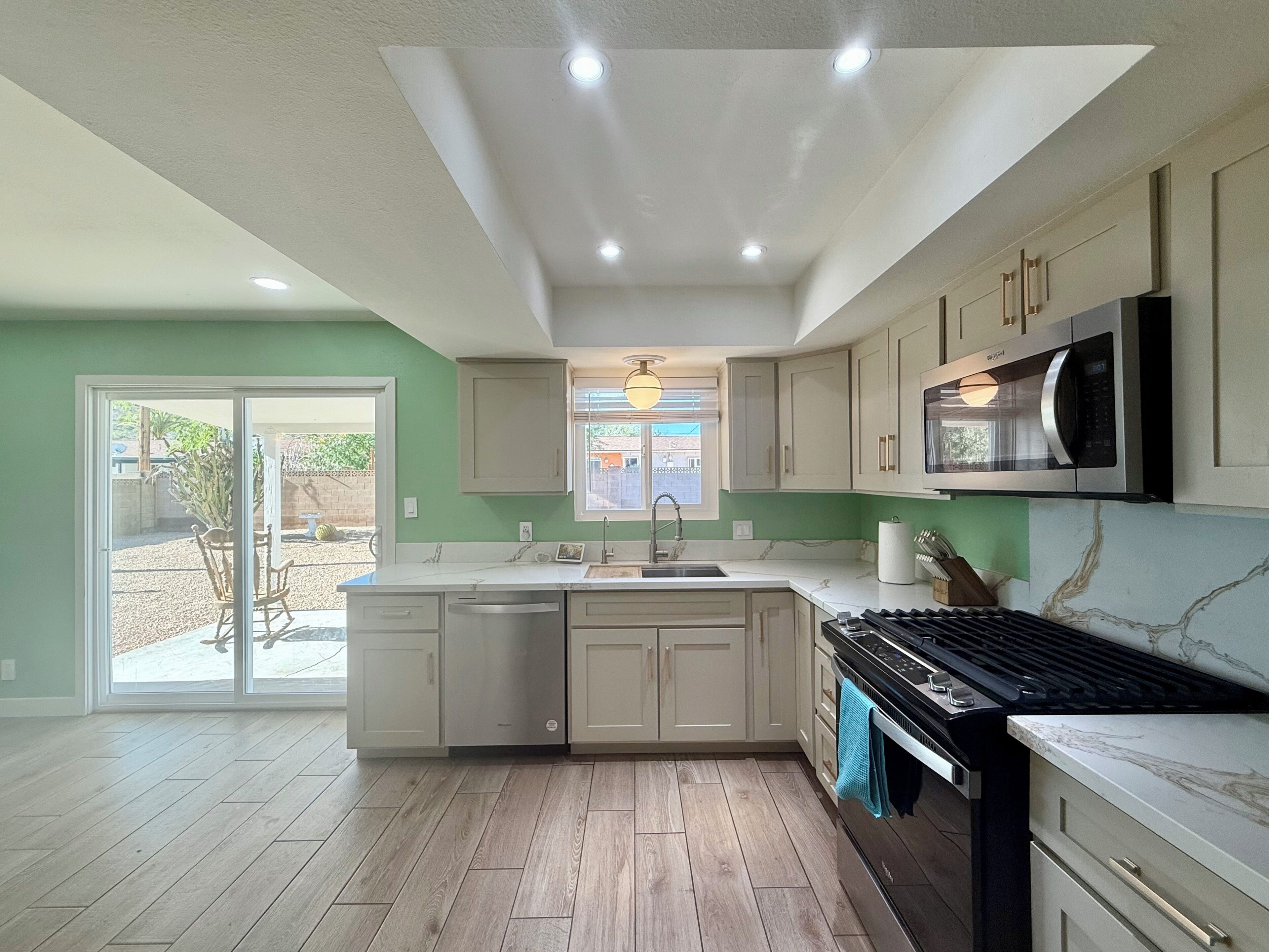 Refrigerador, microondas, horno y parrilla de estufa 