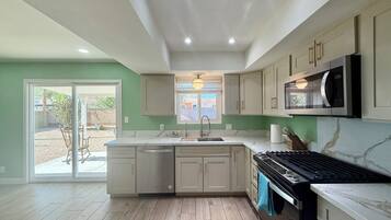 冰箱、微波炉、烤箱、炉灶