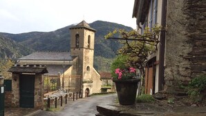 A rustic village street with a church, stone buildings, and a stone bench. - Maison Geo 2: Renovated MAS for max 6 pers with one of the most beautiful pools (Saint-Mélany)