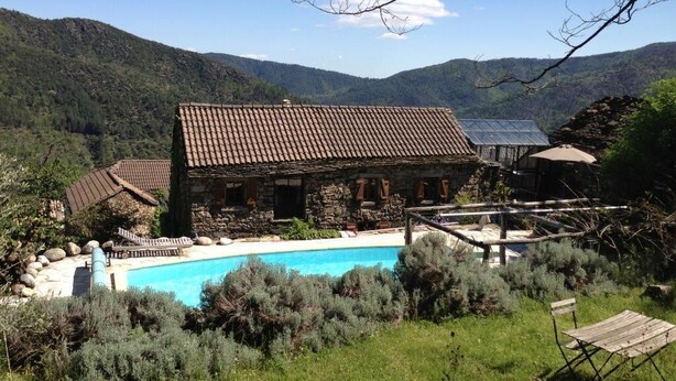 A rustic stone building with a swimming pool, surrounded by lush greenery and mountains. - Maison Geo 2: Renovated MAS for max 6 pers with one of the most beautiful pools (Saint-Mélany)