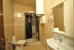 Shower, hair dryer, towels, soap - Mardin A Otel (Mardin)