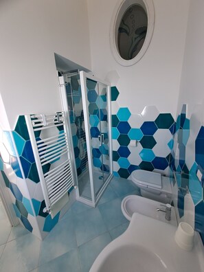 Dusche, Haartrockner, Bidet, Handtücher