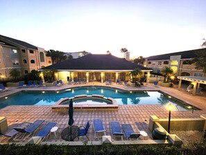 Una piscina al aire libre, una piscina climatizada