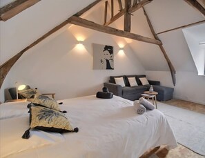 4 bedrooms, iron/ironing board, Internet, bed sheets