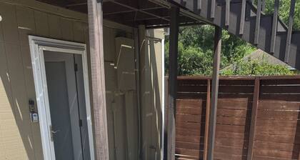 Quaint 2-bedroom house with AC in charming Sanford