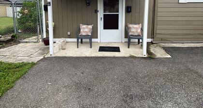 Quaint 2-bedroom house with AC in charming Sanford