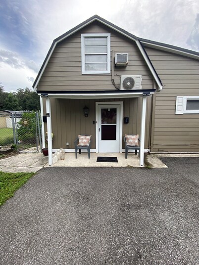 Quaint 2-bedroom house with AC in charming Sanford