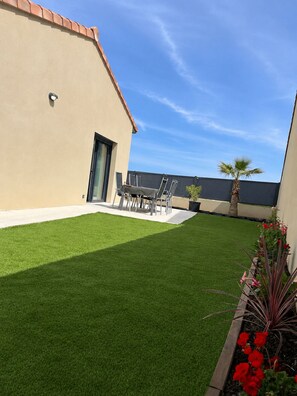 Outdoor dining - 4-bedroom villa with pool (Les Tourrettes)