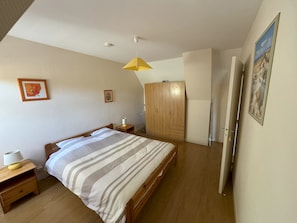 2 chambres, fer et planche Ă repasser, Wi-Fi, draps fournis
