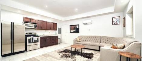 Una Smart TV, una chimenea