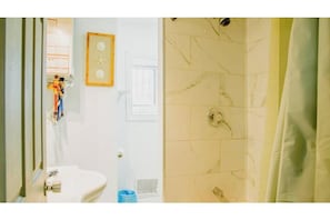 ヘアドライヤー、タオル、トイレットペーパー