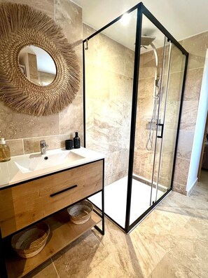 Sèche-cheveux, serviettes fournies, savon, papier toilette