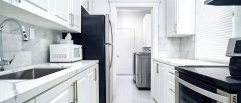 Refrigerador, microondas, horno y parrilla de estufa