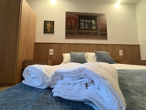 Chambre Deluxe double, vue sur la cour intĂ©rieure | Coffre-fort, rideaux dâobscurcissement, accĂšs au Wi-Fi (inclus)