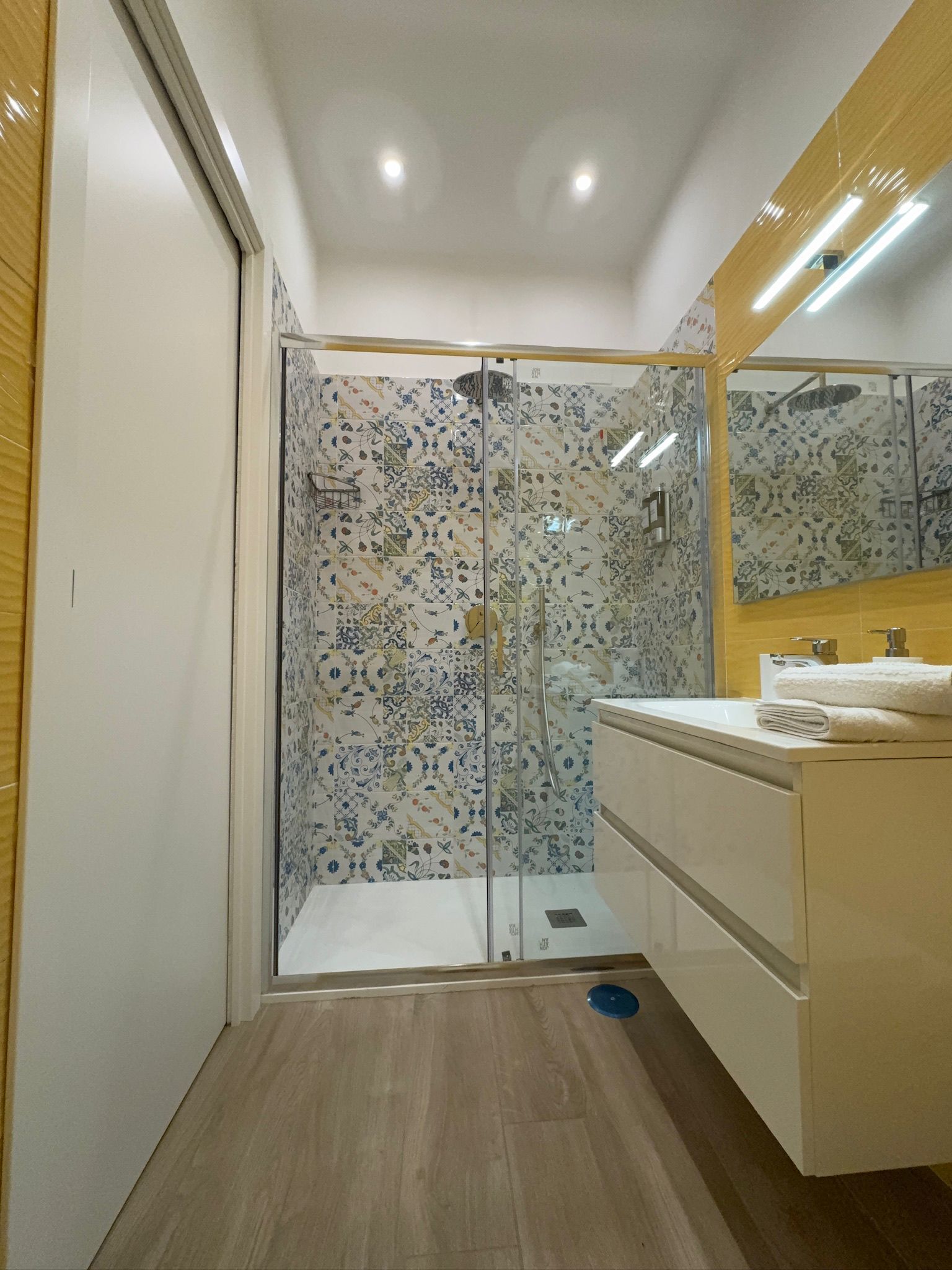 Deluxe Double Room, Balcony | Bathroom