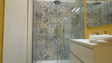 Deluxe Double Room, Balcony | Bathroom