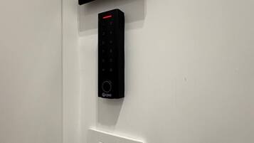 Doppia Deluxe, vista cortile | Una cassaforte in camera, tende oscuranti, Wi-Fi gratuito