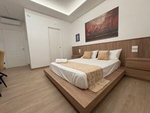 Deluxe-dobbeltværelse - balkon | Pengeskab på værelset, mørklægningsgardiner, gratis Wi-Fi