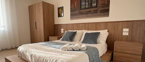 Kahden hengen deluxe-huone, näköala pihalle | Tallelokero huoneessa, pimennysverhot, ilmainen Wi-Fi