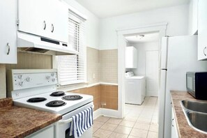 Fridge, microwave, oven, stovetop - Trendy 3 BedRoom Perfect for Long Stays! ! ! (Windsor)