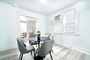 Dining - Trendy 3 BedRoom Perfect for Long Stays! ! ! (Windsor)