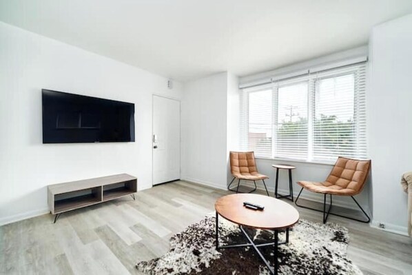 Smart TV - Trendy 3 BedRoom Perfect for Long Stays! ! ! (Windsor)