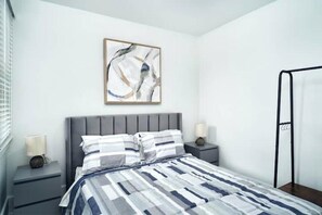 3 bedrooms, free WiFi, bed sheets - Trendy 3 BedRoom Perfect for Long Stays! ! ! (Windsor)