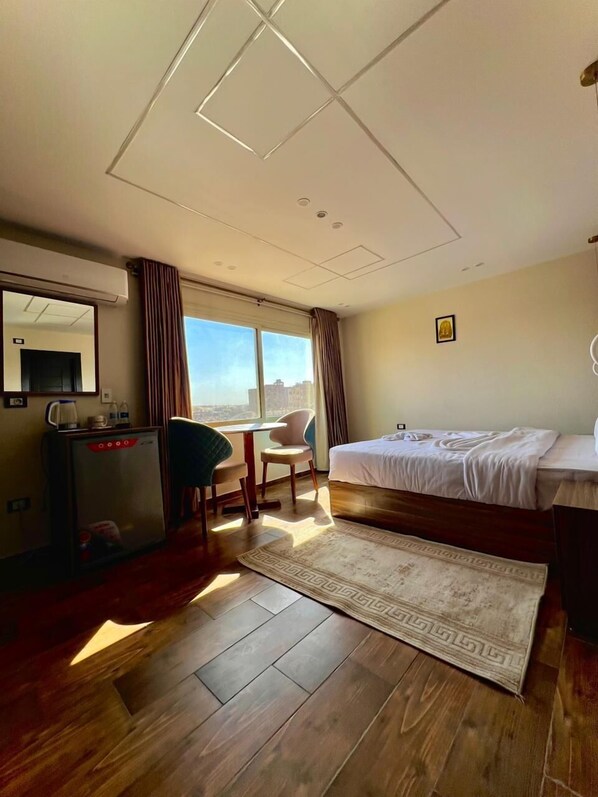 خزنة داخل الغرفة وتجهيزات عازلة للصوت وواي فاي مجانًا